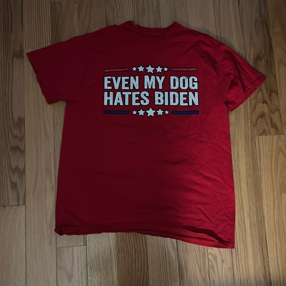 Even my dog hates Biden t-shirt red